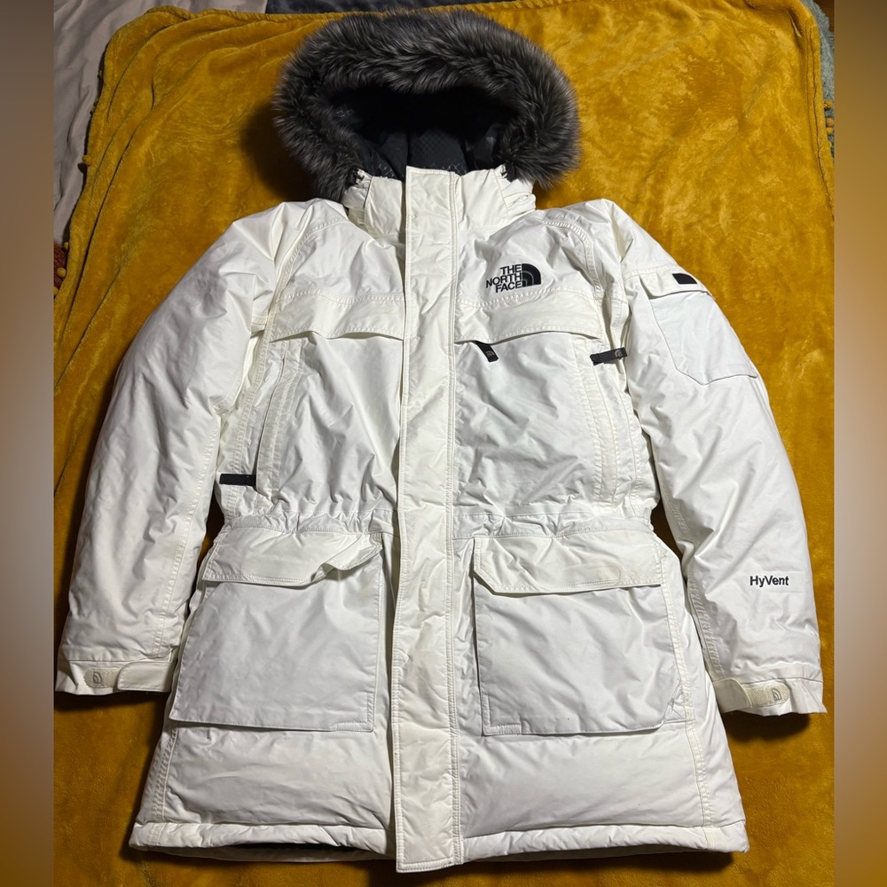 The North Face Mens White Ski Jacket with Fur Hood and goose down insulation